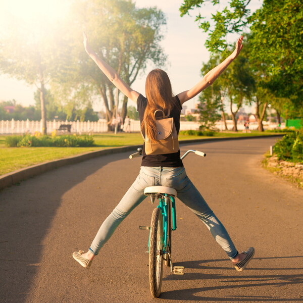 骑自行车的外国女生图片