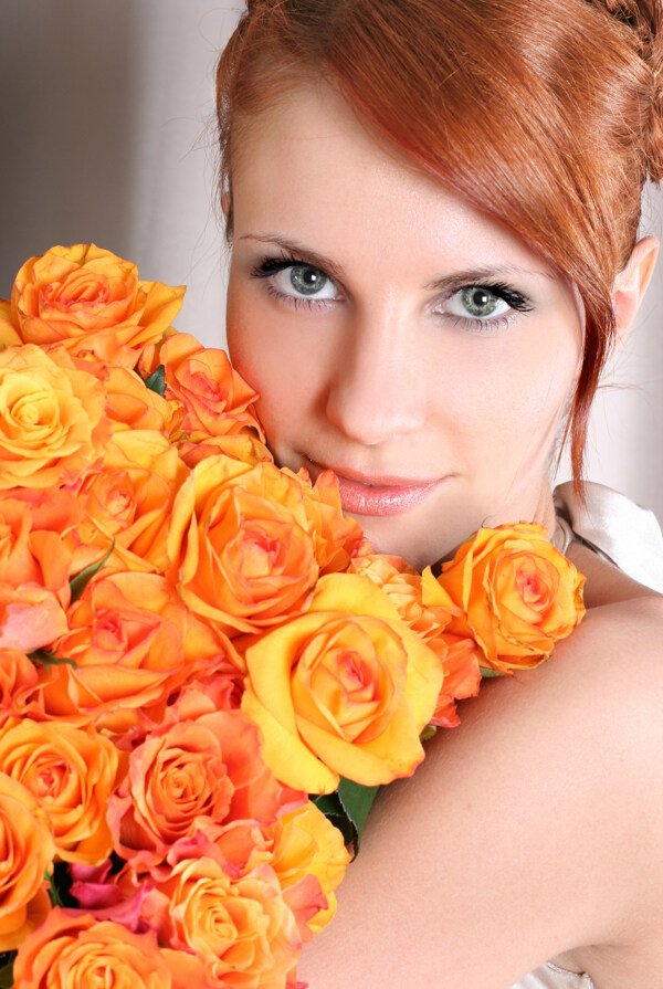 黄色玫瑰花和青春美女图片