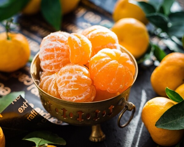 果盘中剥开的橘子