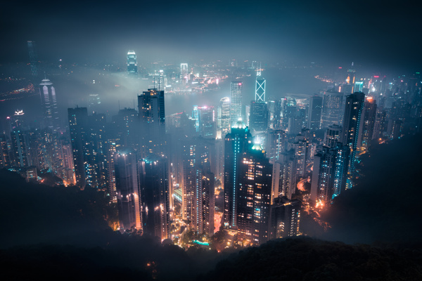 迷雾中的城市夜景图片
