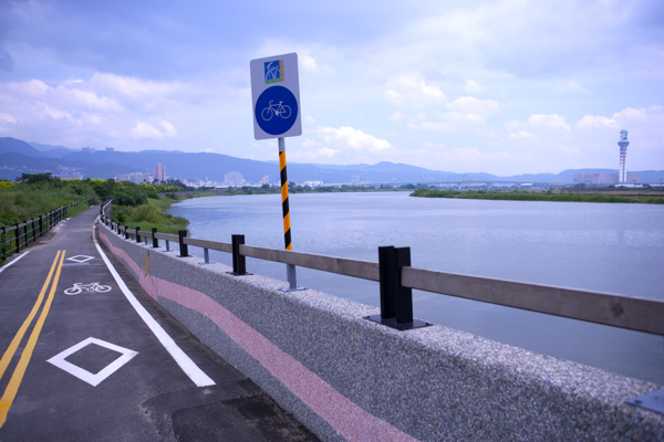 親子休閑腳踏車自行車腳踏車賽車戶外運動車道風景草坪