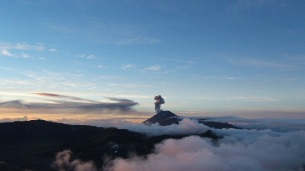 云雾火山图片