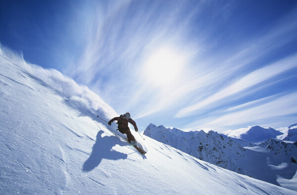 雪山滑雪的运动员
