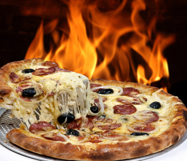 火炉旁的芝士披萨图片