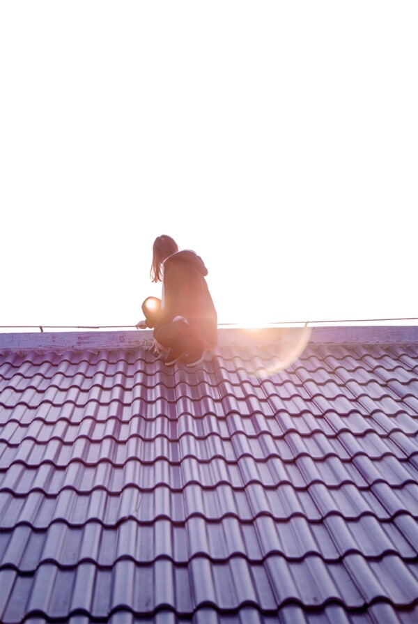 一个美女在房顶看风景