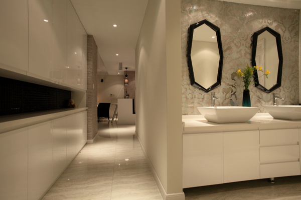 现代轻奢浪漫浴室异形长镜子室内装修效果图