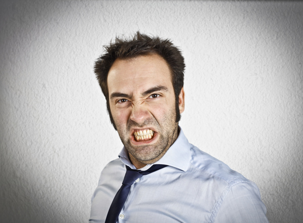 愤怒呲牙的职业男士图片