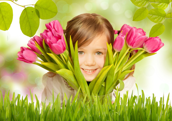 可爱小女孩与郁金香花朵图片