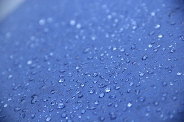 傘上雨滴圖片