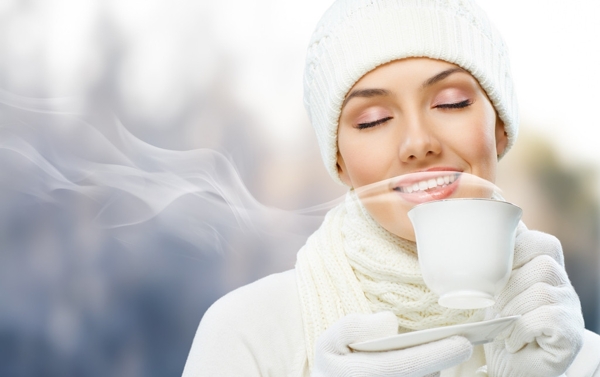 冬季优雅喝茶的美女图片