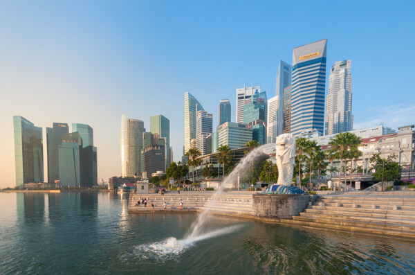 海邊的噴水雕像和城市圖片