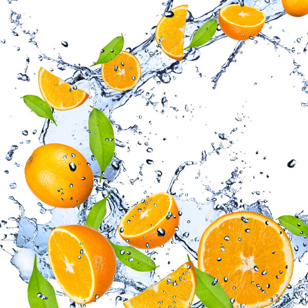 新鲜橙子与水花喷溅图片