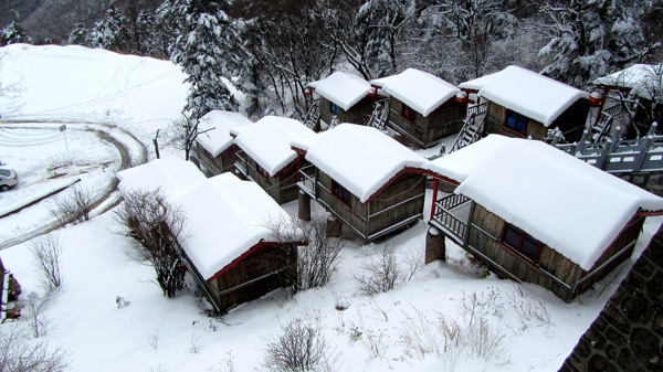 雪景下的小木屋