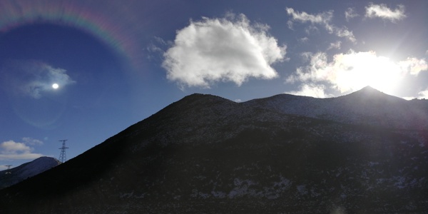 高原雪山太阳光晕风景图片