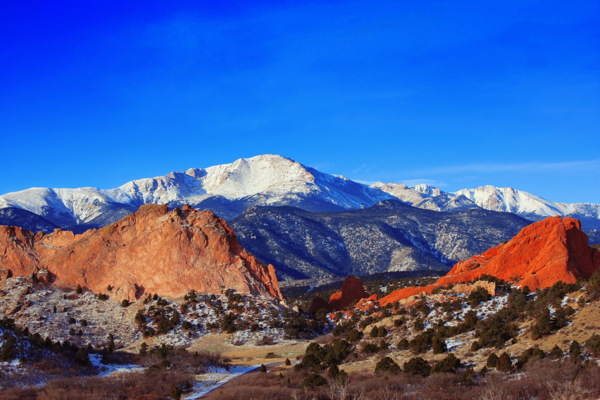 冬季山峰风景图片