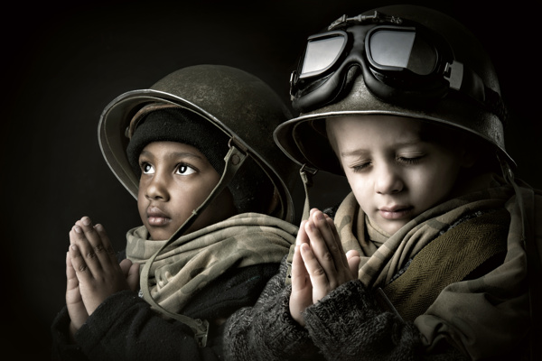 战争中祈祷的男孩图片