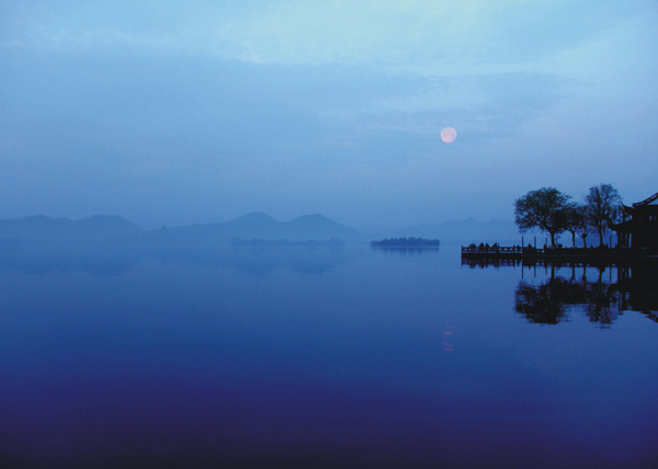 美丽的湖泊夜幕清晨