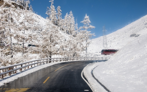 雪山道路公路背景海报素材图片