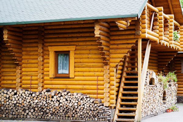 堆满火柴的木屋