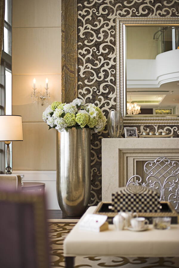 欧式奢华风格客厅金属花瓶室内装修效果图