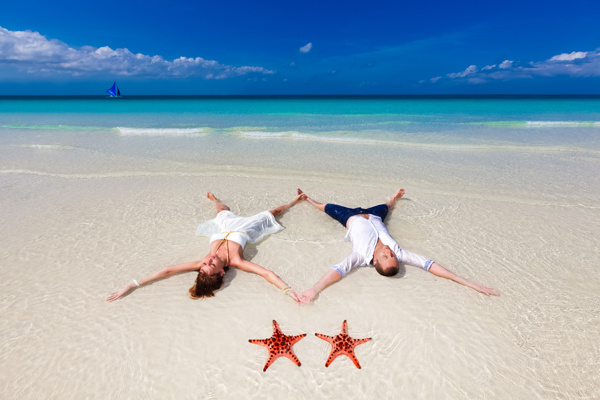 躺着沙滩上的情侣和海星图片