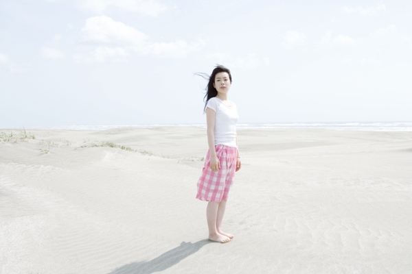 沙灘上的美女圖片
