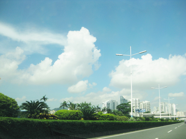 高速公路的蓝天白云图片