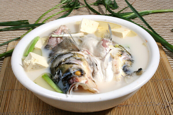 魚(yú)頭燉豆腐圖片