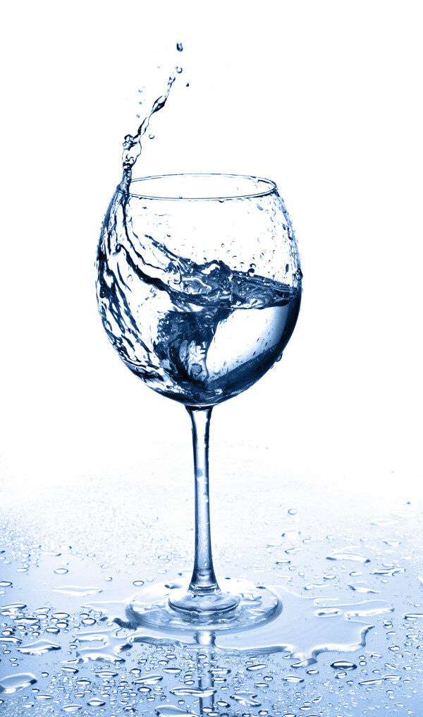 酒杯與動感水花圖片