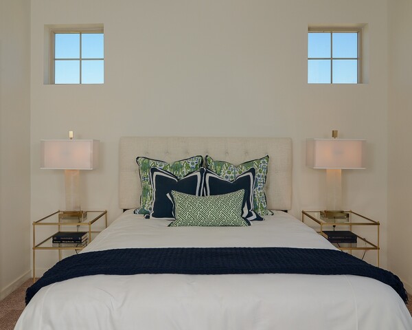 现代文雅卧室蓝绿抱枕室内装修效果图