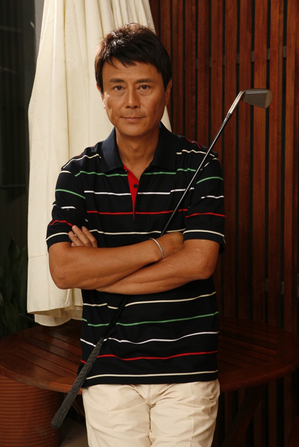 拿高爾夫球的男人圖片