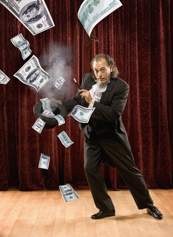 外国男人在表演变钞票魔术图片