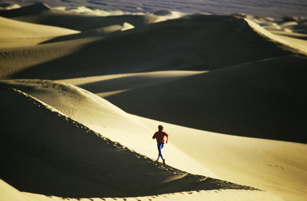 沙漠上跑步的人图片