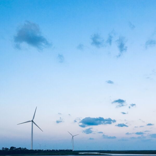 海边风车发电蓝天壁纸