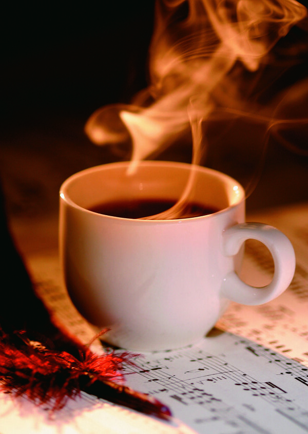 乐谱上一杯热咖啡图片