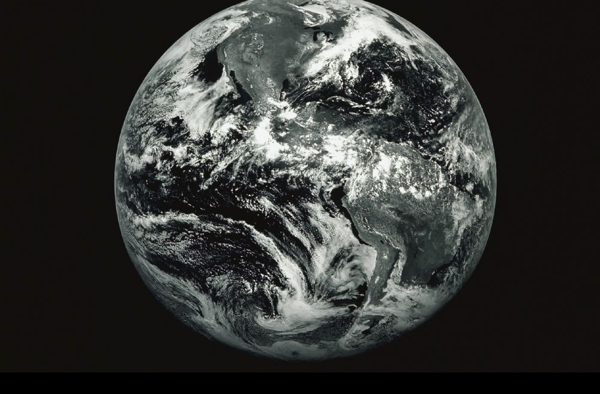 地球黑白的照片图片