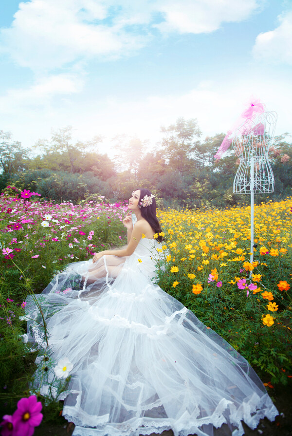 坐在花丛里的美丽新娘图片