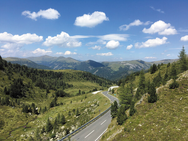 山区公路阿尔卑斯山全景图