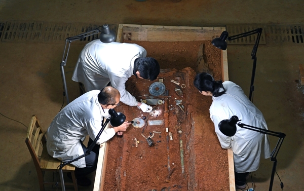 考古人员清理工作图片