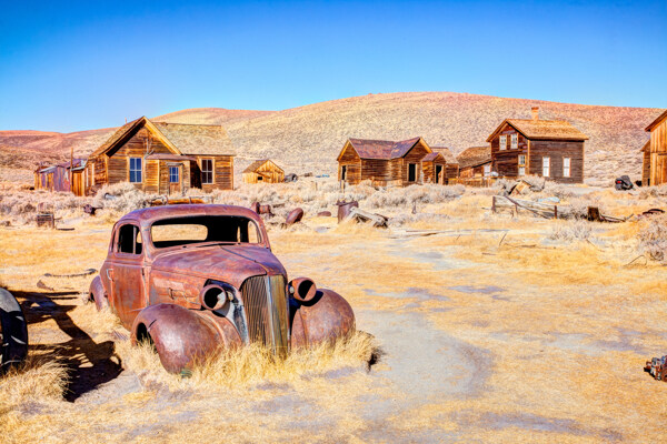 荒漠上的木屋与废弃汽车