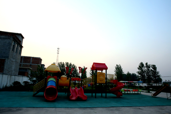 幼兒園滑梯