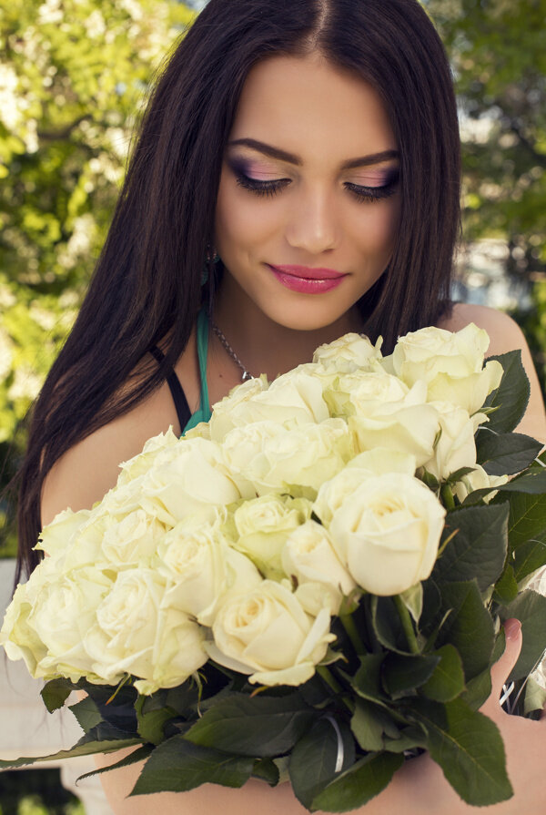 捧着玫瑰花的优雅美女图片