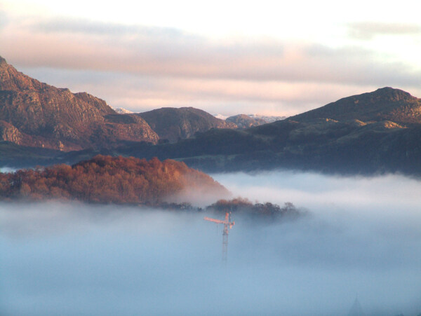 云雾缭绕的山区图片