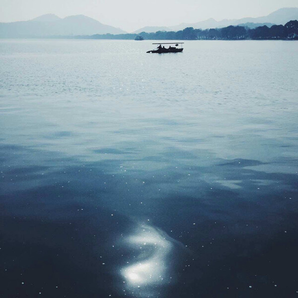 湖中小舟背景
