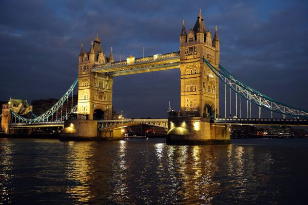 夜晚绚丽灯光的伦敦塔桥