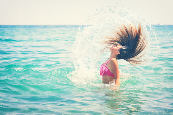 海滩海水中嬉戏的女孩美女