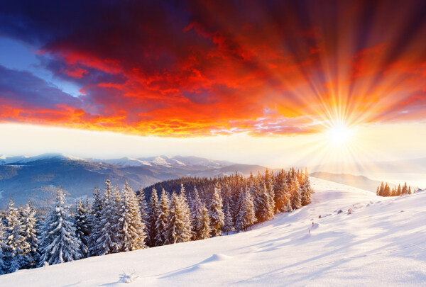 冬天雪山日落风景图片