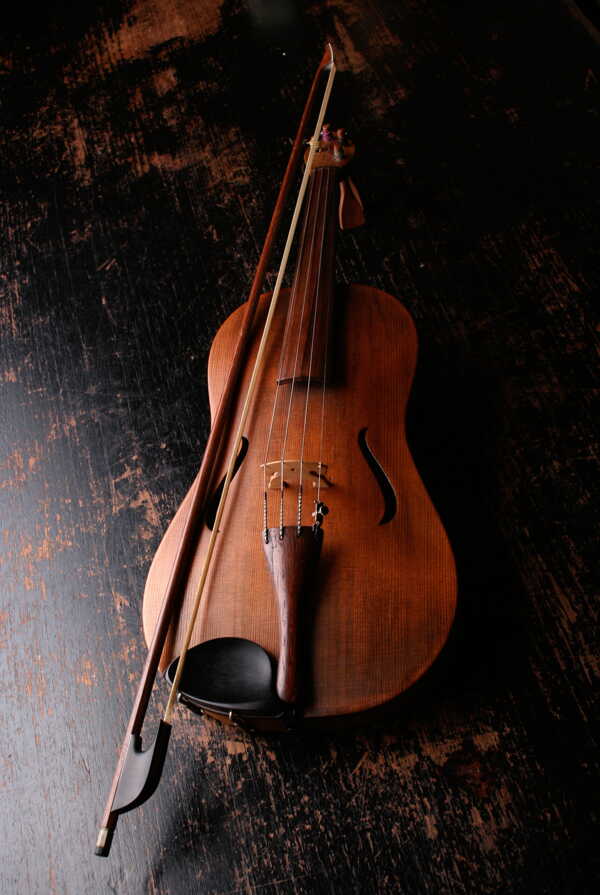 棕色木小提琴图片