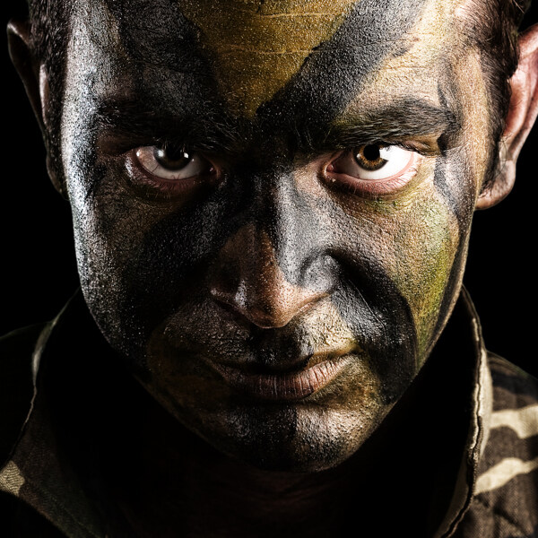涂着油彩的士兵脸部特写图片