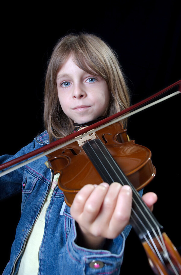 小提琴女孩子图片